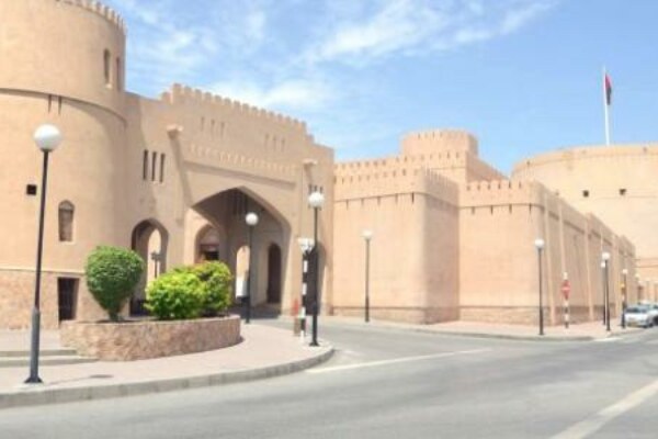 ما اهميه موقع نزوى في سلطنة عمان بالتفصيل ؟