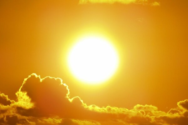 تظهر لنا الشمس وكأنها تتحرك في السماء لأن الأرض تدور حول الشمس. ايش الحل