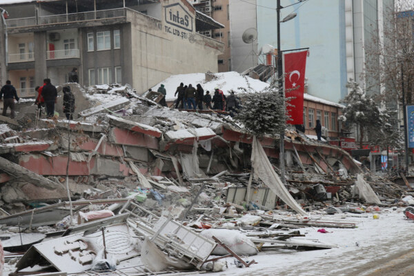 انهيار عدة مباني في ملاطيا اليوم الاثنين 27 فبراير 2023 بعد الزلزال المفاجئ بقوة 5.5 ريختر